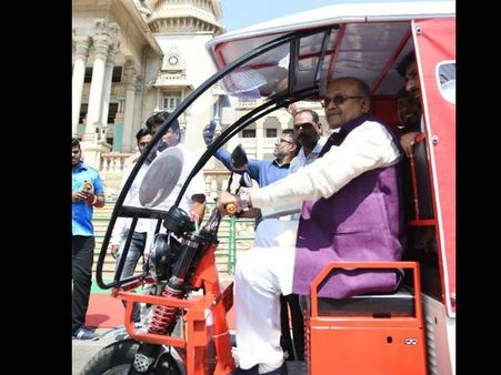 ಸ್ವಂತ ವಾಹನ ಬಿಟ್ಟು ಸಮೂಹ ಸಾರಿಗೆ ಮೊರೆ ಹೋದ ಅಧಿಕಾರಿಗಳು