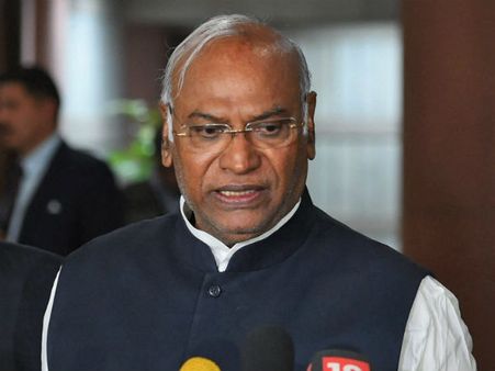 ಯಾರನ್ನೂ ಕೇಳದೆ ಖೇಣಿಯನ್ನು ಪಕ್ಷಕ್ಕೆ ಸೇರಿಸಿಕೊಂಡಿದ್ದಾರೆ: ಖರ್ಗೆ