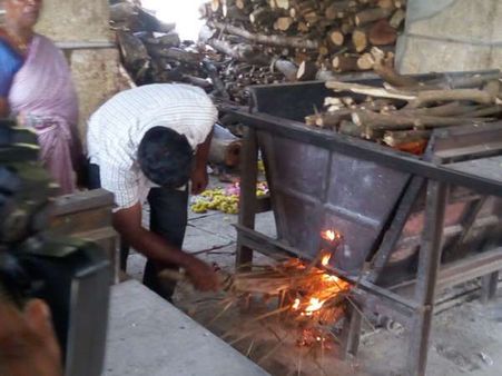 ಅದ್ಯಾರದ್ದೋ ತಾಯಿಗೆ, ಇನ್ನೆಲ್ಲೋ ಹುಟ್ಟಿದ ಮಗನಿಂದ ಅಂತ್ಯ ಸಂಸ್ಕಾರ