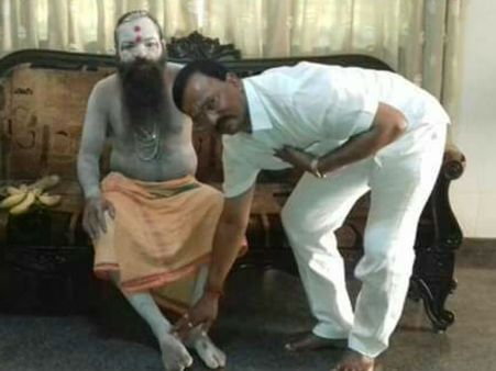 ದಾವಣಗೆರೆ : ಬಿಜೆಪಿ ಅಧ್ಯಕ್ಷರ ಮನೆಗೆ ನಾಗಾಸಾಧುಗಳ ಭೇಟಿ