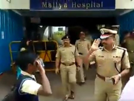 ಸಣ್ಣ ಹುಡುಗನ ಸೆಲ್ಯೂಟ್‌ಗೆ ಗೌರವ ಸಲ್ಲಿಸಿದ ಪೊಲೀಸ್ ಕಮಿಷನರ್