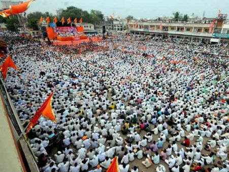 ಭರ್ಜರಿ ಚಪ್ಪಾಳೆ ತಟ್ಟುವ ಜನ ಯಾವ ಪಕ್ಷಕ್ಕೆ ವೋಟ್ ಹಾಕ್ತಾರೆ?