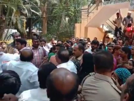 ರವಿಕೃಷ್ಣಾ ರೆಡ್ಡಿ ಮೇಲೆ ಮಾಜಿ ಮೇಯರ್ ಮಂಜುನಾಥರೆಡ್ಡಿ ಬೆಂಬಲಿಗರ ಹಲ್ಲೆ