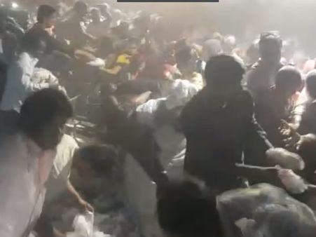 ಅನಿಲ್ ಲಾಡ್ ಕಾರ್ಯಕ್ರಮದಲ್ಲಿ ಬಳೆ, ಸೀರೆಗೆ ಮುಗಿಬಿದ್ದ ಮಹಿಳೆಯರು