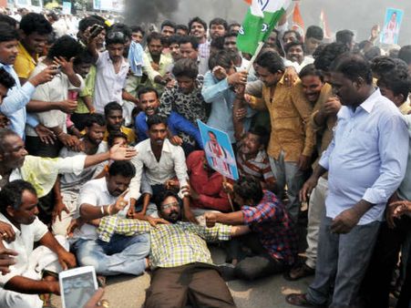 'ಕೈ' ಟಿಕೇಟ್ ಕೈತಪ್ಪಿದ್ದಕ್ಕೆ ಶಾಸಕ ನಾಗರಾಜ ಅಭಿಮಾನಿ ಆತ್ಮಹತ್ಯೆಗೆ ಯತ್ನ