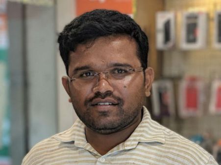 ಈತ ಶಾಸಕರಾದರೆ ಗುಂಡು, ತುಂಡು, ಬಟ್ಟೆ ಹೀಗೆ ಏನೆಲ್ಲ ಕೊಡ್ತಾರಂತೆ!