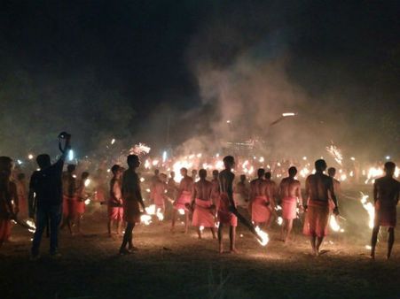 ಶ್ರೀ ಕ್ಷೇತ್ರ ಕಟೀಲಿನಲ್ಲಿ ನಡೆಯಿತು ಅಪರೂಪದ ಅಗ್ನಿಯುದ್ಧ