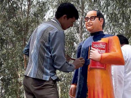 ಅಂಬೇಡ್ಕರ್ 'ನೀಲಿ' ಪ್ರತಿಮೆ ಈಗ ಪಂಜರದಲ್ಲಿ!