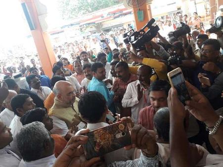 ಬೇಂದ್ರೆ ನಿವಾಸಕ್ಕೆ ಅಮಿತ್‌ ಶಾ ಭೇಟಿ, ಸಕ್ಕರೆ ನೀಡಿ ಸ್ವಾಗತ