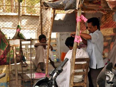 ಕ್ಷೌರಿಕರ ಕೈಯಲ್ಲಿ ನನ್ನ ತಲೆಯೆಂಬ ರುಬ್ಬುಗುಂಡು!