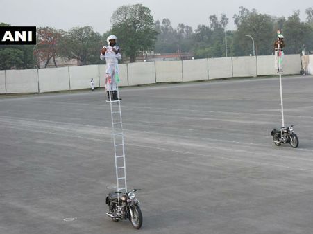 10 ಗಂಟೆ ಏಣಿ ಮೇಲೆ ನಿಂತು ಬೈಕ್ ಓಡಿಸಿ ವಿಶ್ವದಾಖಲೆ