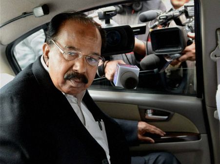 ಸಿಡಿದೆದ್ದ ಕಾಂಗ್ರೆಸ್ ಕಾರ್ಯಕರ್ತರು, ಮೊಯ್ಲಿ ವಿರುದ್ದ ಭಾರೀ ಆಕ್ರೋಶ