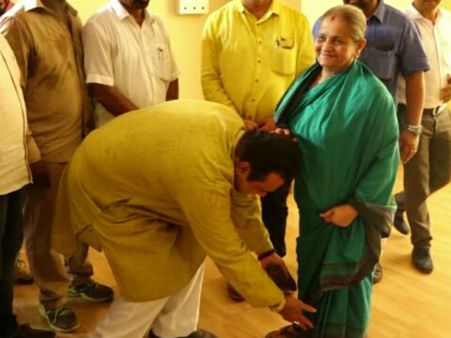 ಎದುರಾಳಿ ರಘುಪತಿ ಭಟ್ ತಾಯಿ ಕಾಲಿಗೆ ಬಿದ್ದ ಪ್ರಮೋದ್ ಮಧ್ವರಾಜ್