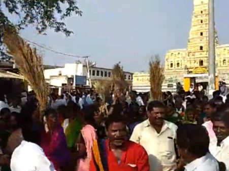 ಮೊಳಕಾಲ್ಮೂರು : ಶ್ರೀರಾಮುಲುಗೆ ಪೊರಕೆ, ಚಪ್ಪಲಿ ಸ್ವಾಗತ!