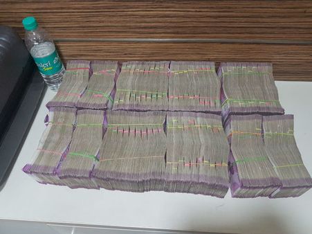 ಆದಾಯ ತೆರಿಗೆ ಅಧಿಕಾರಿಗಳ ದಾಳಿ, 4.01 ಕೋಟಿ ನಗದು ವಶ