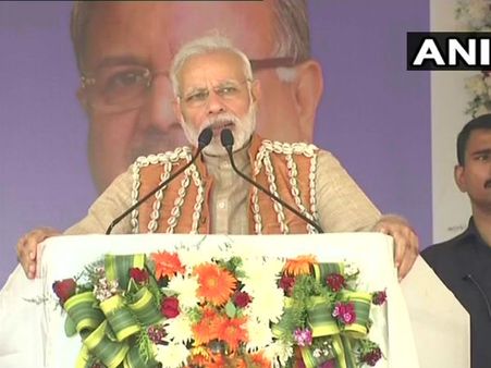 ಮೋದಿಯಿಂದ ಬುಡಕಟ್ಟು ಮಹಿಳೆಗೆ ಪಾದರಕ್ಷೆ ಉಡುಗೊರೆ