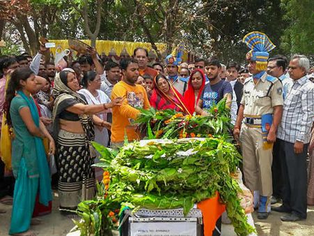 ಮಹಾರಾಷ್ಟ್ರದಲ್ಲಿ ಕೆಂಪು ಉಗ್ರರ ಮಾರಣಹೋಮ: ಚಿತ್ರಗಳು
