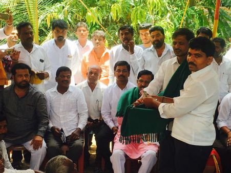 ಬಿಜೆಪಿ ಟಿಕೆಟ್ ವಂಚಿತ ನಿಂಬಣ್ಣವರ್ ಗೆ ಜನರಿಂದ ಧನಬಲ