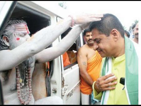 ಶಿವಮೊಗ್ಗ : ಕೆ.ಬಿ.ಪ್ರಸನ್ನ ಕುಮಾರ್ ಗೆ ನಾಗಾಸಾಧುಗಳ ಆಶೀರ್ವಾದ!