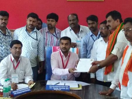 ಬೆಂಬಲಿಗರಿಗೆ ಟಿಕೆಟ್: ನಾಮಪತ್ರ ಸಲ್ಲಿಸಿದ ಸಿ.ಪಿ.ಯೋಗೇಶ್ವರ್