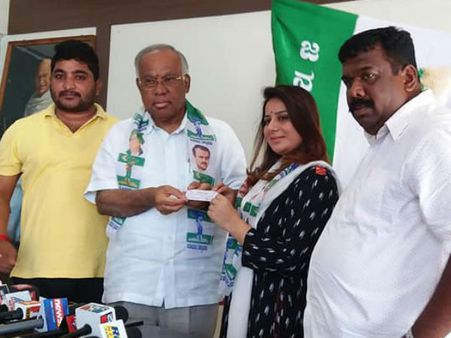 ತೆನೆ ಹೊತ್ತ ಮಳೆ ಹುಡುಗಿ ಪೂಜಾ ಗಾಂಧಿ, ಜೆಡಿಎಸ್‌ಗೆ ಹೆಚ್ಚಿದ ತಾರಾ ಬಲ