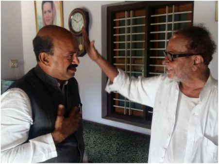 ಚುನಾವಣಾ ಹೊತ್ತಲ್ಲಿ ಪೂಜಾರಿ ಕಾಲಿಗೆರಗುತ್ತಿರುವ ಕಾಂಗ್ರೆಸ್ ಅಭ್ಯರ್ಥಿಗಳು