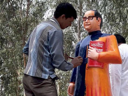 ಕಲರ್ ಪಾಲಿಟಿಕ್ಸ್: ಅಂಬೇಡ್ಕರ್ ಪ್ರತಿಮೆಗೆ ರಾಜಕೀಯ ಬಣ್ಣ