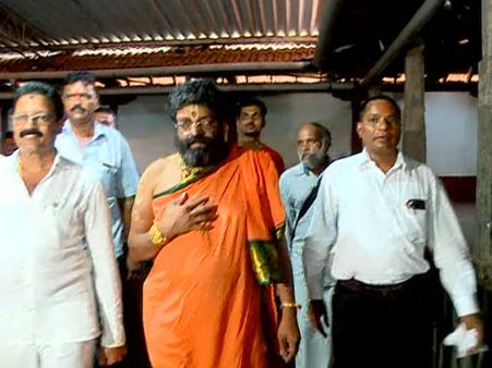 ಪಕ್ಷೇತರ ಅಭ್ಯರ್ಥಿಯಾಗಿ ಕಣಕ್ಕೆ ಧುಮುಕಿದ ಶೀರೂರು ಶ್ರೀ, ಕಾಪುವಿನಲ್ಲಿ ಅನುಪಮಾ