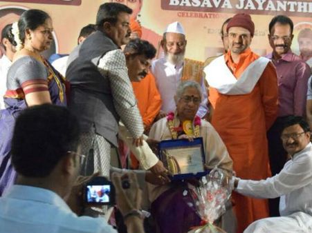 ದುಬೈ : ಪದ್ಮಶ್ರೀ ಬಿ ಜಯಶ್ರೀ ಮುಡಿಗೇರಿದ 'ಬಸವ ಭೂಷಣ' ಪ್ರಶಸ್ತಿ