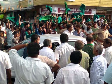 ಪಾಂಡವಪುರದಲ್ಲಿ ಜೆಡಿಎಸ್ ಪ್ರಚಾರಕ್ಕೆ ರೈತಸಂಘದಿಂದ ತಡೆ