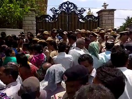 ನಿರ್ಮಾಪಕ ಆನಂದ ಅಪ್ಪುಗೋಳ ಮನೆಗೆ ಮುತ್ತಿಗೆ ಹಾಕಿದ ಸಾರ್ವಜನಿಕರು