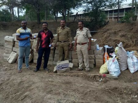 ಕಾಂಗ್ರೆಸ್ ಮುಖಂಡನ ಹೊಲದಲ್ಲಿ ಅಕ್ರಮ ಸಾರಾಯಿ ವಶ