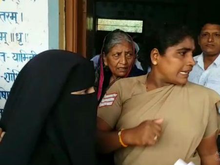 ಬೆಳಗಾವಿ: ಬುರ್ಖಾ ಧರಿಸಿದ್ದಕ್ಕೆ ಮತಗಟ್ಟೆಗೆ ಪ್ರವೇಶ ನಿರಾಕರಣೆ