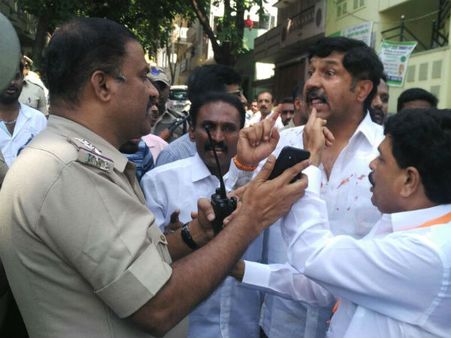 ವಿಜಯನಗರ: ಕೈ ಕೈ ಮಿಲಾಯಿಸಿದ ಬಿಜೆಪಿ-ಕಾಂಗ್ರೆಸ್ ಕಾರ್ಯಕರ್ತರು