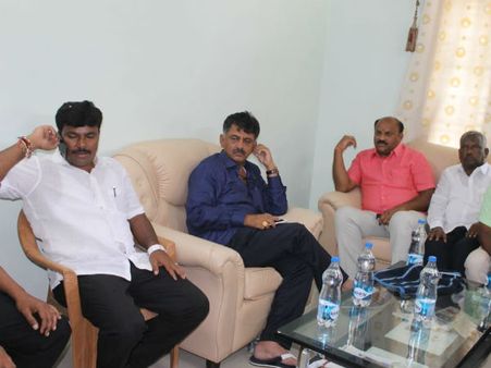 ಪಕ್ಷೇತರರನ್ನು ಕಾಂಗ್ರೆಸ್‌ ತೆಕ್ಕೆಗೆ ಸೆಳೆದುಕೊಂಡ ಡಿಕೆಶಿ