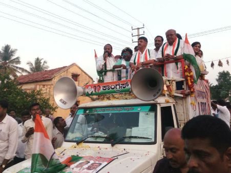 ಚುನಾವಣಾ ಪ್ರಚಾರದಲ್ಲಿ ರೇವಣ್ಣಗೆ ಸಾಥ್ ಕೊಟ್ಟ ಡಿಕೆಶಿ, ಸಾಧುಕೋಕಿಲಾ