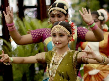 ಬರ್ಲಿನ್ ನಲ್ಲಿ ಲಂಗ ದಾವಣಿ ತೊಟ್ಟ ಜರ್ಮನ್ ಬೆಡಗಿಯರು