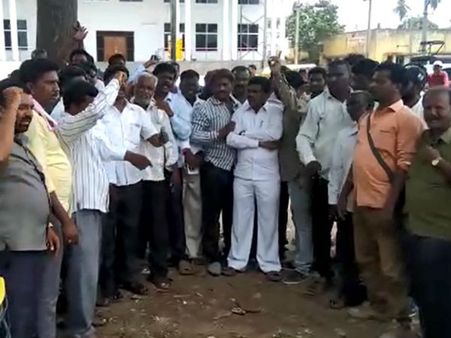 ಯೋಗೇಶ್ವರ್ ಗೆ ಮತ ನೀಡಲ್ಲ ಎಂದು ಪ್ರತಿಭಟನೆ ನಡೆಸಿದ ದಲಿತರು