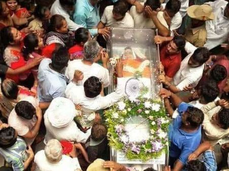 ಸಿದ್ದು ನ್ಯಾಮಗೌಡ ಅಂತಿಮ ದರ್ಶನ: ಕಂಬನಿ ಮಿಡಿದ ಜನ