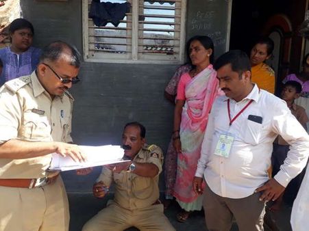 ಮತದಾರರಿಗೆ ಹಂಚಲು ತಂದಿದ್ದ ಸೀರೆ, ಹಣ ವಶ