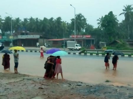 ಉಡುಪಿಯಲ್ಲಿ ವರುಣನ ಆರ್ಭಟ: ಶಾಲೆಗಳಿಗೆ ಮಾತ್ರ ರಜೆ