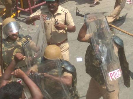 ಕಾರ್ಖಾನೆ ಮುಚ್ಚಲು ಆಗ್ರಹಿಸಿ ಪ್ರತಿಭಟನೆ: ತೂತುಕುಡಿ ಉದ್ವಿಗ್ನ, 8 ಸಾವು