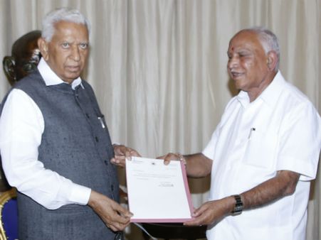 ರಾಜ್ಯಪಾಲರಿಗೆ ರಾಜೀನಾಮೆ ಸಲ್ಲಿಸಿದ ಯಡಿಯೂರಪ್ಪ