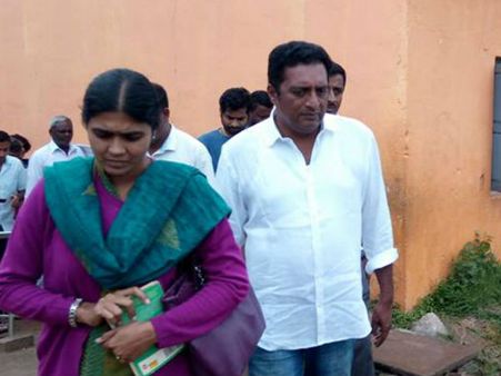 5 ಸರಕಾರಿ ಶಾಲೆಗಳನ್ನು ದತ್ತು ಪಡೆದ ಪ್ರಕಾಶ್ ರೈ