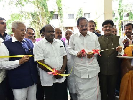 ಪಿಡ್ಜಾ, ಬರ್ಗರ್ ಬದಲು ದೇಸೀ ಆಹಾರ ತಿನ್ನಿ: ವೆಂಕಯ್ಯ ನಾಯ್ಡು