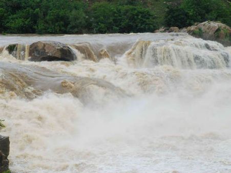 ಚುಂಚನಕಟ್ಟೆ: ಧನುಷ್ಕೋಟಿ ಜಲಪಾತ ವೀಕ್ಷಣೆಗೆ ಪ್ರವಾಸಿಗರ ದಂಡು