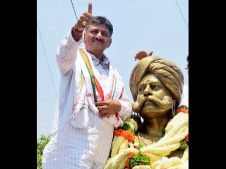 ಐಟಿ ತಲೆನೋವಿನ ನಡುವೆಯೂ ಅಧಿಕಾರಿಗಳ ಸಭೆ ನಡೆಸಿದ ಡಿಕೆಶಿ