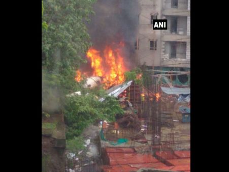 ಮುಂಬೈ: ವಸತಿ ಪ್ರದೇಶದ ಮೇಲೆ ಲಘು ವಿಮಾನ ಪತನ, 5 ಸಾವು