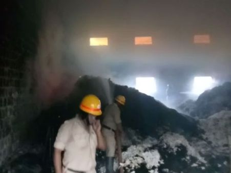 ಸವದತ್ತಿ ಎಪಿಎಂಸಿ ಗೋದಾಮಿಗೆ ಬೆಂಕಿ: ಲಕ್ಷಾಂತರ ರೂ.ನಷ್ಟ