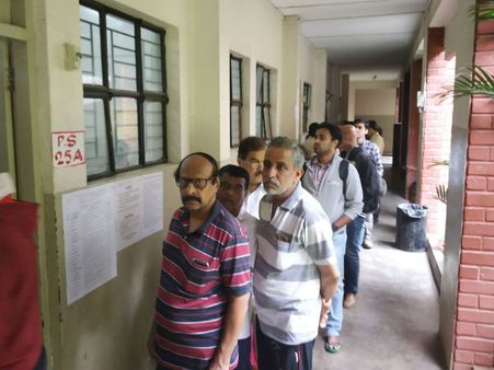 ಬೆಂಗಳೂರು ಪದವೀಧರ ಕ್ಷೇತ್ರದ ಚುನಾವಣೆ: ಮಳೆಯ ನಡುವೆ ಮತದಾನ